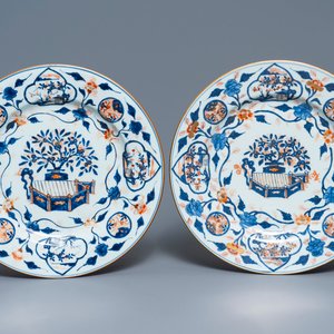 Une paire de grands plats en porcelaine de Chine de style Imari, Kangxi — photo 1