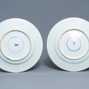 Une paire de grands plats en porcelaine de Chine de style Imari, Kangxi — photo 2