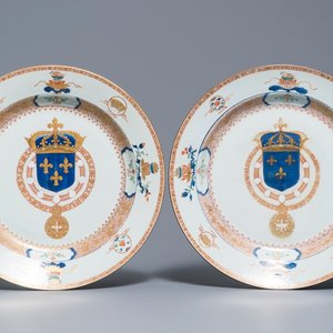 Une paire de grands plats en porcelaine de Chine du service du Roi de France Louis XV, Yongzheng, vers 1732 — photo 1