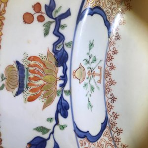 Une paire de grands plats en porcelaine de Chine du service du Roi de France Louis XV, Yongzheng, vers 1732 — photo 17