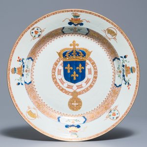 Une paire de grands plats en porcelaine de Chine du service du Roi de France Louis XV, Yongzheng, vers 1732 — photo 2