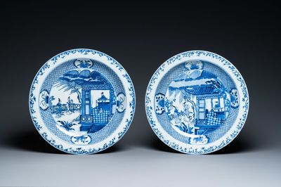 Une paire de grands plats en porcelaine de Chine en bleu et blanc à décor d'une scène du 'Xi Xiang Ji', Yongzheng