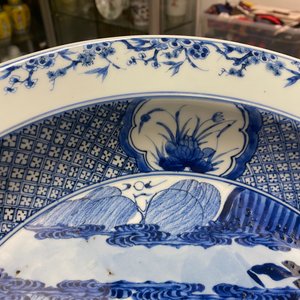 Une paire de grands plats en porcelaine de Chine en bleu et blanc à décor d'une scène du 'Xi Xiang Ji', Yongzheng — photo 12