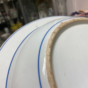 Une paire de grands plats en porcelaine de Chine en bleu et blanc à décor d'une scène du 'Xi Xiang Ji', Yongzheng — photo 14