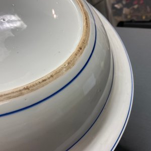 Une paire de grands plats en porcelaine de Chine en bleu et blanc à décor d'une scène du 'Xi Xiang Ji', Yongzheng — photo 15