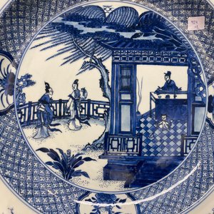 Une paire de grands plats en porcelaine de Chine en bleu et blanc à décor d'une scène du 'Xi Xiang Ji', Yongzheng — photo 17