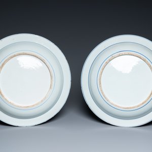 Une paire de grands plats en porcelaine de Chine en bleu et blanc à décor d'une scène du 'Xi Xiang Ji', Yongzheng — photo 2