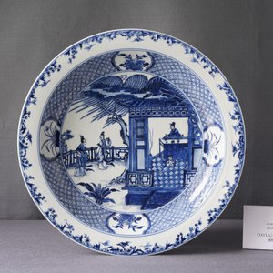 Une paire de grands plats en porcelaine de Chine en bleu et blanc à décor d'une scène du 'Xi Xiang Ji', Yongzheng — photo 3
