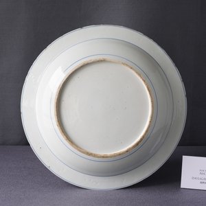 Une paire de grands plats en porcelaine de Chine en bleu et blanc à décor d'une scène du 'Xi Xiang Ji', Yongzheng — photo 6