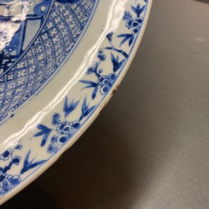 Une paire de grands plats en porcelaine de Chine en bleu et blanc à décor d'une scène du 'Xi Xiang Ji', Yongzheng — photo 8