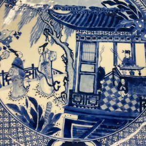 Une paire de grands plats en porcelaine de Chine en bleu et blanc à décor d'une scène du 'Xi Xiang Ji', Yongzheng — photo 10