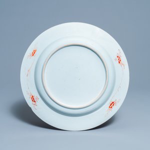 Une paire de grands plats en porcelaine de Chine famille rose, Yongzheng/Qianlong — photo 3