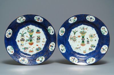 Une paire de grands plats en porcelaine de Chine famille verte sur fond bleu poudré, Kangxi