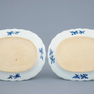 Une paire de grands plats ovales en porcelaine de Chine bleu et blanc, Qianlong, 18ème — photo 2