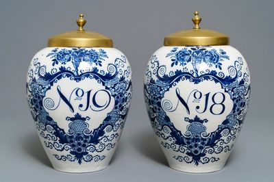 Une paire de grands pots à tabac en faïence de Delft bleu et blanc, 18ème