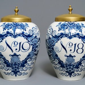Une paire de grands pots à tabac en faïence de Delft bleu et blanc, 18ème — photo 1