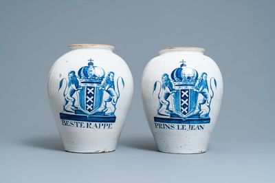 Une paire de grands pots à tabac en faïence de Delft en bleu et blanc aux armes d'Amsterdam, 18ème