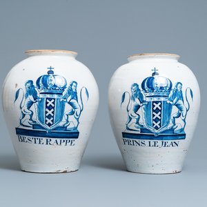 Une paire de grands pots à tabac en faïence de Delft en bleu et blanc aux armes d'Amsterdam, 18ème — photo 1