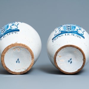Une paire de grands pots à tabac en faïence de Delft en bleu et blanc aux armes d'Amsterdam, 18ème — photo 5