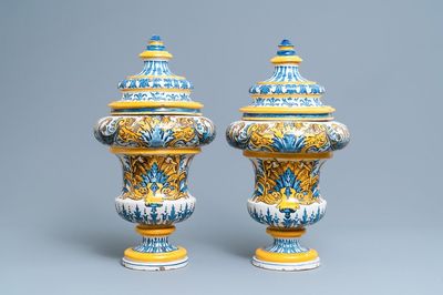Une paire de grands pots de pharmacie couverts en majolique italienne, Naples, datés 1724