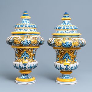 Une paire de grands pots de pharmacie couverts en majolique italienne, Naples, datés 1724 — photo 1