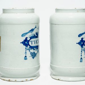 Une paire de grands pots de pharmacie en faïence de Delft bleu et blanc, 18ème — photo 4