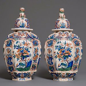 Une paire de grands vases couverts en faïence dans le style de Delft palette cachemire, France, 19ème — photo 1