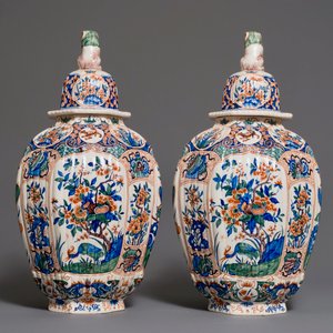 Une paire de grands vases couverts en faïence dans le style de Delft palette cachemire, France, 19ème — photo 3