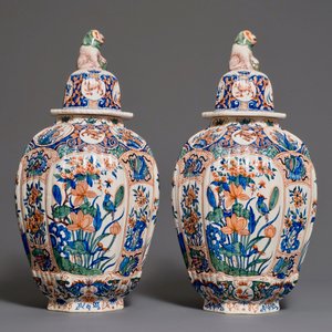 Une paire de grands vases couverts en faïence dans le style de Delft palette cachemire, France, 19ème — photo 4