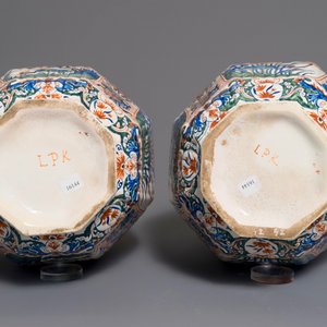 Une paire de grands vases couverts en faïence dans le style de Delft palette cachemire, France, 19ème — photo 6