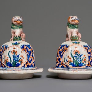 Une paire de grands vases couverts en faïence dans le style de Delft palette cachemire, France, 19ème — photo 7