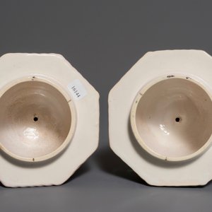 Une paire de grands vases couverts en faïence dans le style de Delft palette cachemire, France, 19ème — photo 9