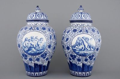 Une paire de grands vases couverts en faïence de Bruxelles en bleu et blanc, signés et datés 1861