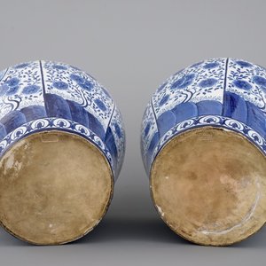 Une paire de grands vases couverts en faïence de Bruxelles en bleu et blanc, signés et datés 1861 — photo 5
