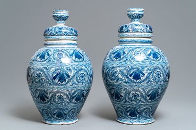 Une paire de grands vases couverts en faïence de Delft bleu et blanc, 18ème