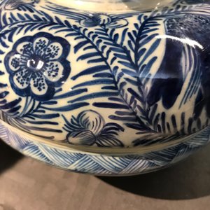 Une paire de grands vases couverts en faïence de Delft bleu et blanc, 18ème — photo 45