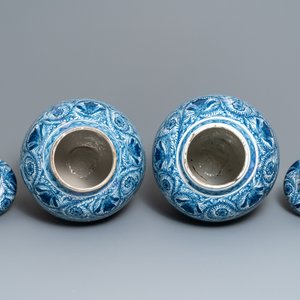 Une paire de grands vases couverts en faïence de Delft bleu et blanc, 18ème — photo 5