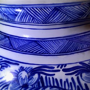 Une paire de grands vases couverts en faïence de Delft bleu et blanc, 18ème — photo 9