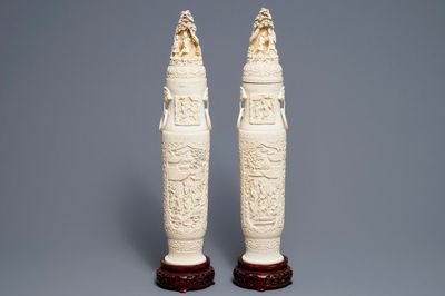 Une paire de grands vases couverts en ivoire, Chine, vers 1900