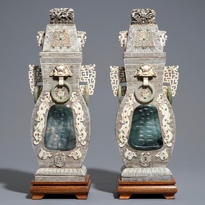 Une paire de grands vases couverts en ivoire, jade et os, Chine, vers 1940 — photo 1