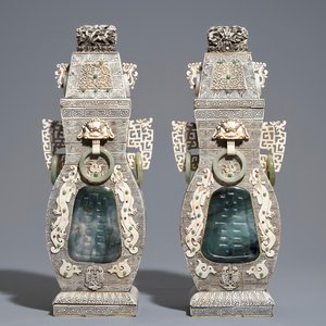 Une paire de grands vases couverts en ivoire, jade et os, Chine, vers 1940 — photo 2
