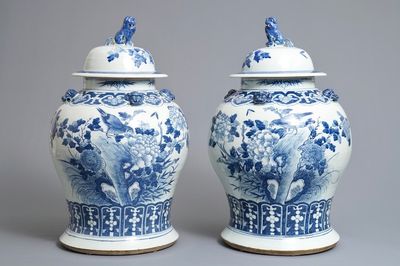 Une paire de grands vases couverts en porcelaine de Chine bleu et blanc, 19ème
