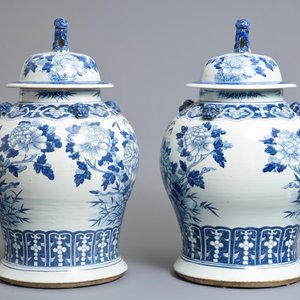 Une paire de grands vases couverts en porcelaine de Chine bleu et blanc, 19ème — photo 2