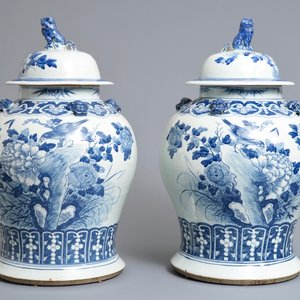 Une paire de grands vases couverts en porcelaine de Chine bleu et blanc, 19ème — photo 3