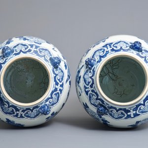 Une paire de grands vases couverts en porcelaine de Chine bleu et blanc, 19ème — photo 5