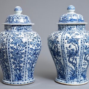 Une paire de grands vases couverts en porcelaine de Chine bleu et blanc, Kangxi — photo 1
