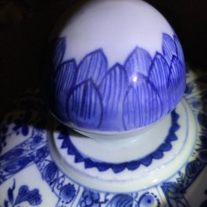 Une paire de grands vases couverts en porcelaine de Chine bleu et blanc, Kangxi — photo 15