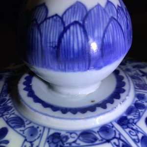 Une paire de grands vases couverts en porcelaine de Chine bleu et blanc, Kangxi — photo 17