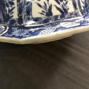 Une paire de grands vases couverts en porcelaine de Chine bleu et blanc, Kangxi — photo 21