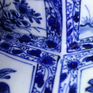 Une paire de grands vases couverts en porcelaine de Chine bleu et blanc, Kangxi — photo 32